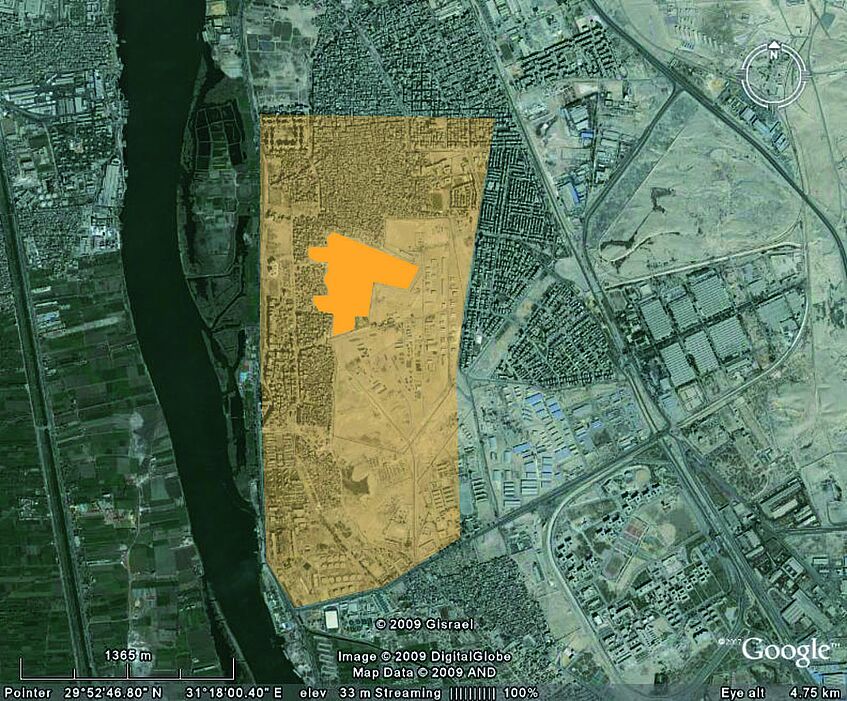 Satellitenbild von Google-Earth. Der blassgelbe Bereich zeigt die ungefähre ursprüngliche Ausdehnung des antiken Friedhofs; der gelbe Bereich was heute noch davon übrig ist und seit 2006 durch eine Mauer geschützt ist.